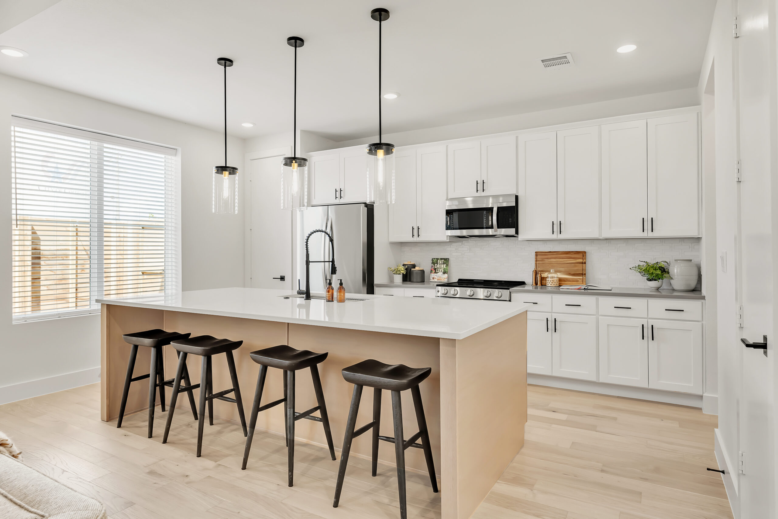 Kitchen Modern Eat-in Kitchen